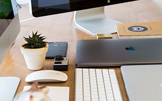 英雄联盟全球总决赛官网-赢球排面超足，赛后常州市委书记、市长为常州队将士送花祝贺