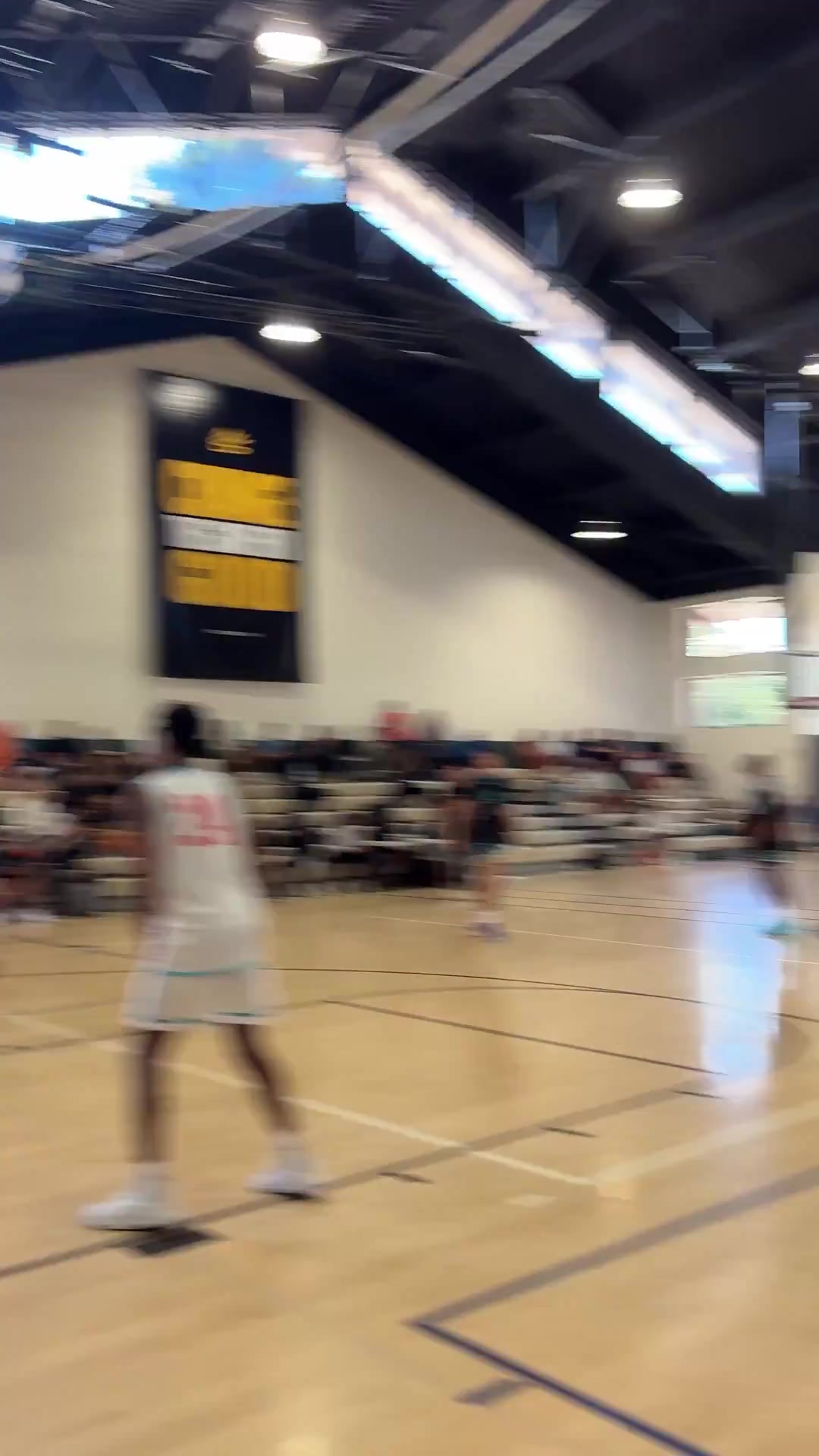 观看入口-库里举行个人训练营 跑动后接球就投 5v5训练赛停顿后三分命中