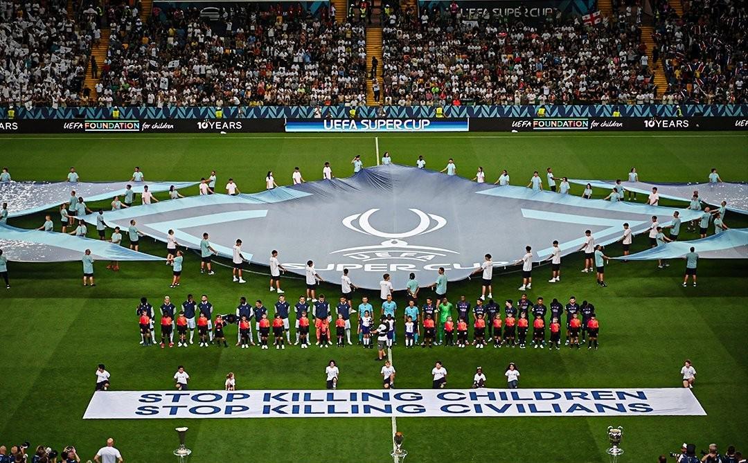 欧超杯赛前草坪上展示横幅：停止杀害儿童，停止杀害平民