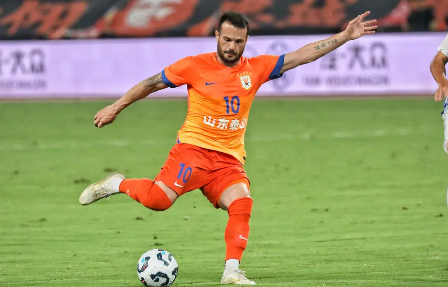 观看入口-瓦科半场独造4球！戴帽+神助攻，戏耍池忠国，射手榜反超法比奥