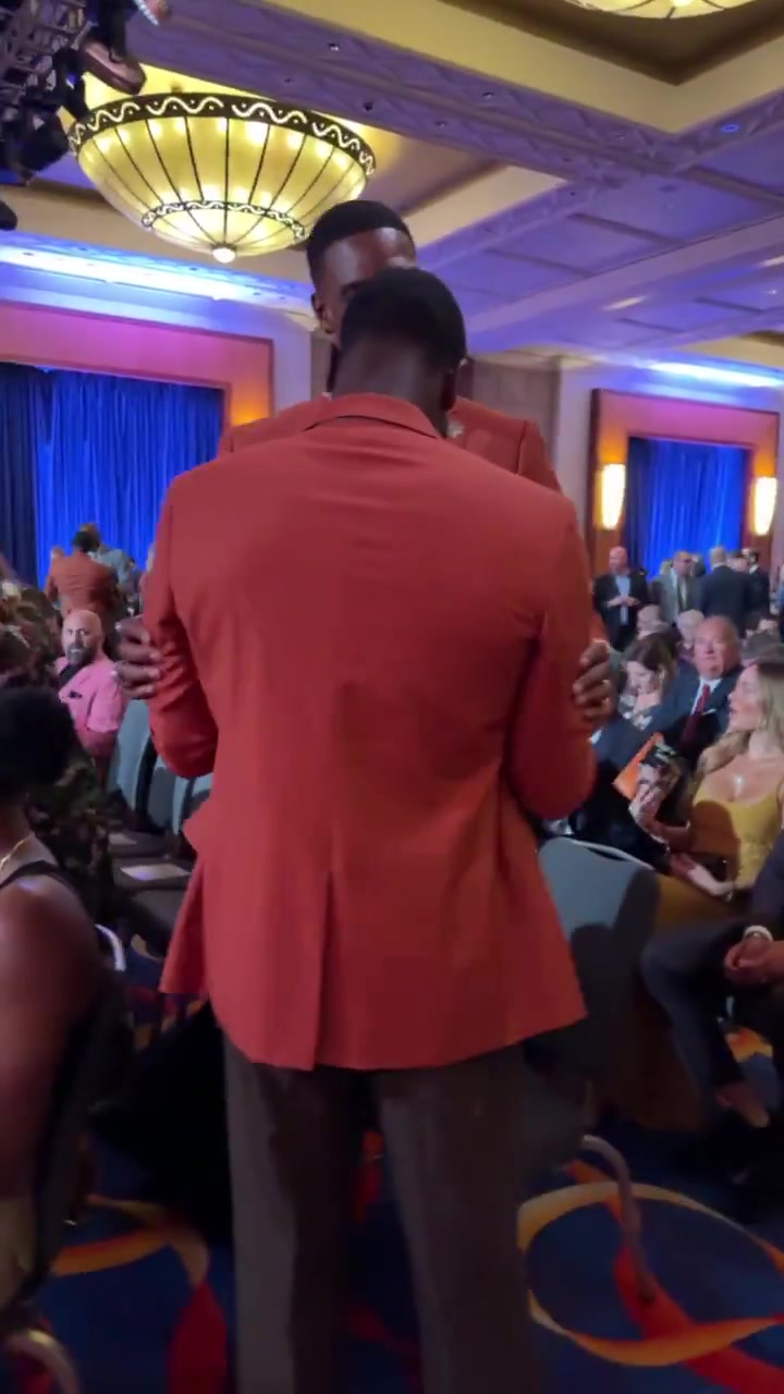 回忆满满！名人堂入堂仪式彩排现场 韦德和波什热情拥抱寒暄