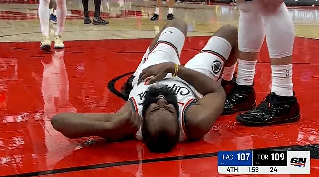 S赛官网-哈登不惧危险抛投造成干扰球，落地后捂着腰部表情痛苦