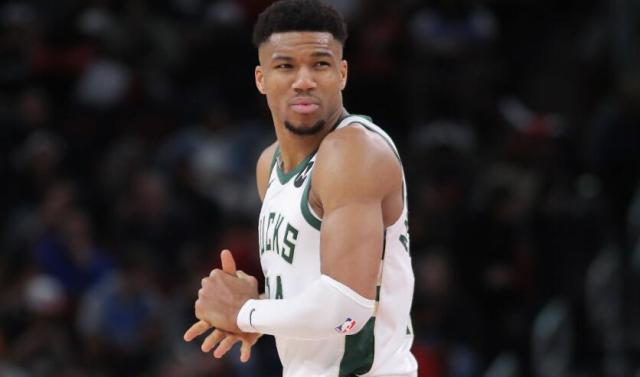 LOL总决赛直播-雄鹿喜忧参半！豪取12连胜 字母哥却手腕受伤