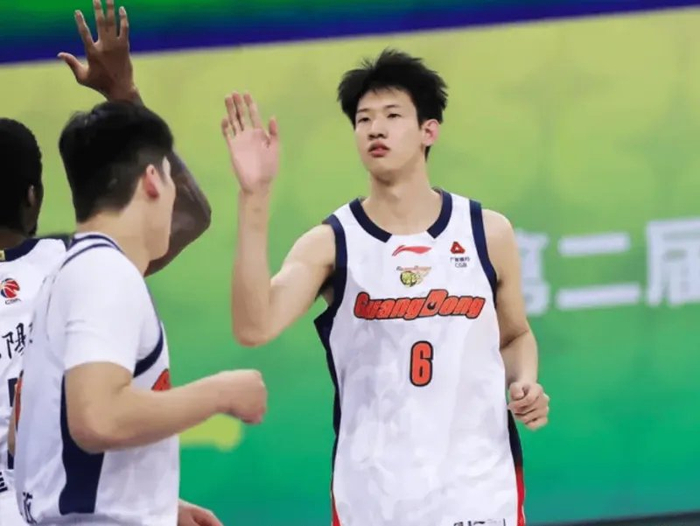 S赛官网-广东104-113上海1喜3忧！黄明依奇兵，内线+张皓嘉没法看！|CBA俱乐部杯|杜锋|球员|比赛|对手_新浪体育_新浪新闻