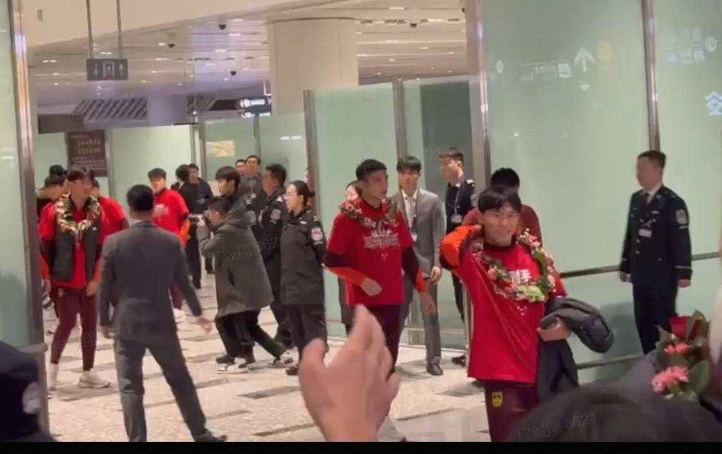 世界赛比分-U23国足众将已归国，王钰栋等球员因与俱乐部会合而未现身机场出口